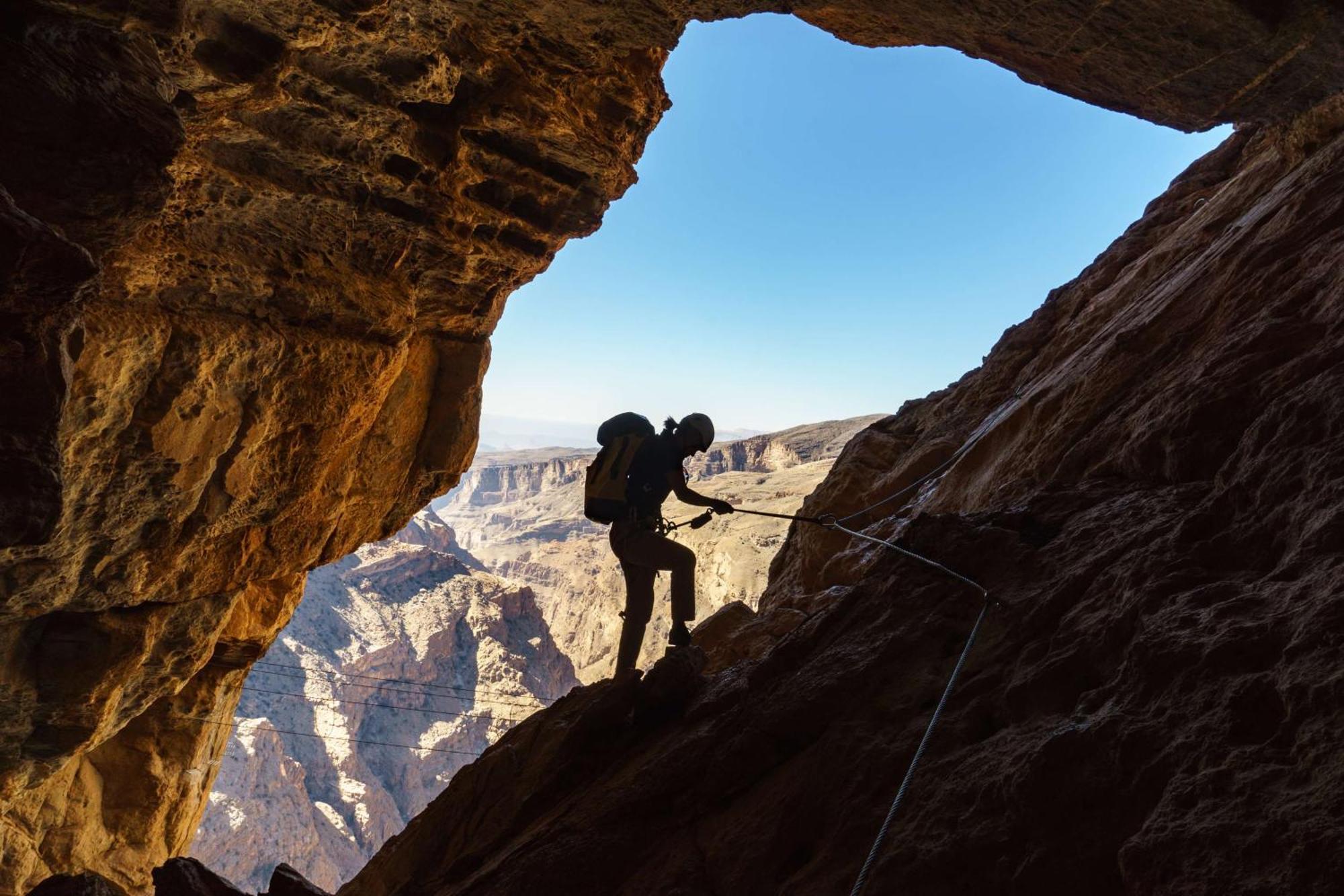 Hotel Alila Jabal Akhdar Al Khutaym Esterno foto A climber on the summit of Mount Whitney